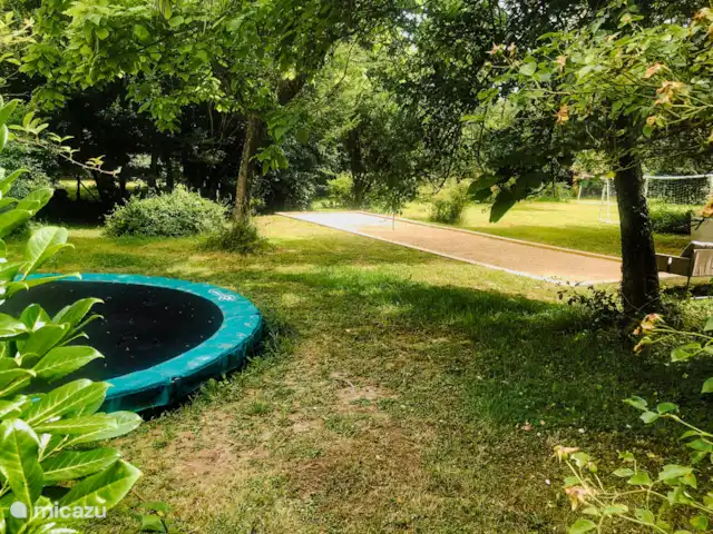B&B BienViennue - Descartes 2-4p | France, Indre-et-Loire, Marcilly-sur-Vienne - chambres d'hôtes Trampoline et terrain de pétanque.