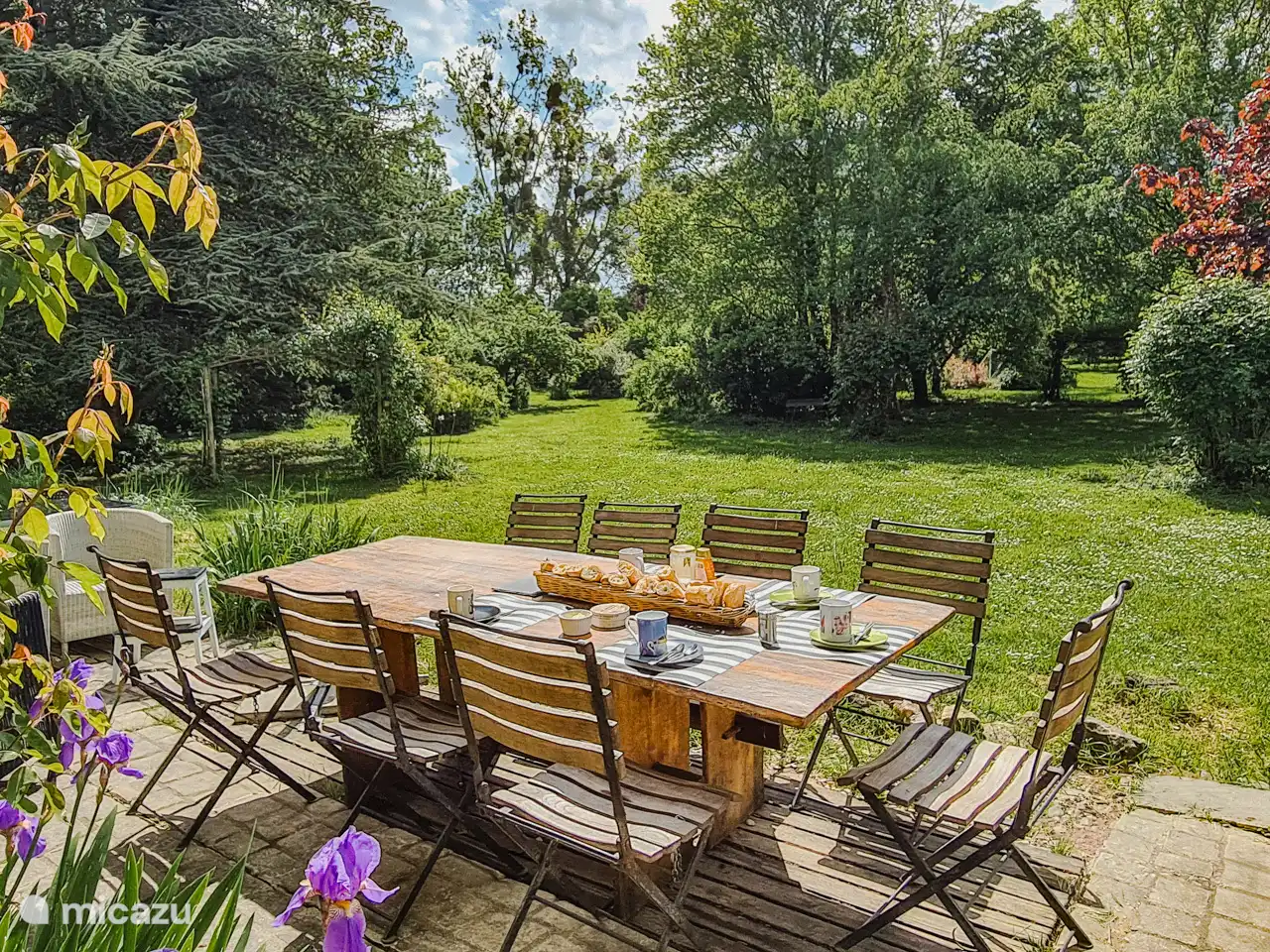 Terrasse mit mehreren großen Esstischen