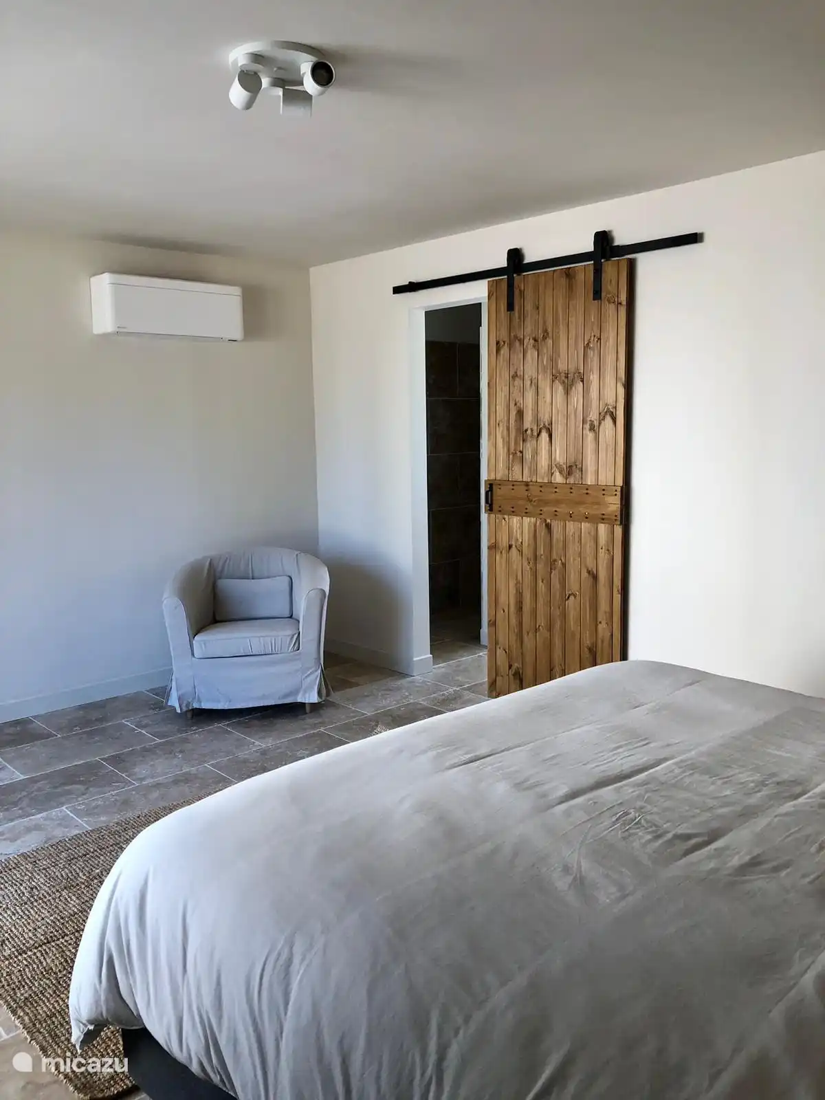 Zimmer unten rechts in der Scheune mit Blick auf den Pool