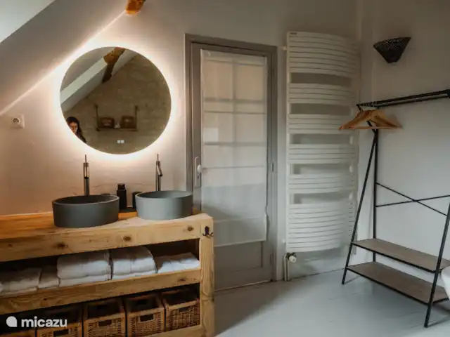 B&B BienViennue-Foulque Nerra 2-4p | France, Indre-et-Loire, Marcilly-sur-Vienne - chambres d'hôtes Chambre Foulque Nerra avec salle de bain attenante.