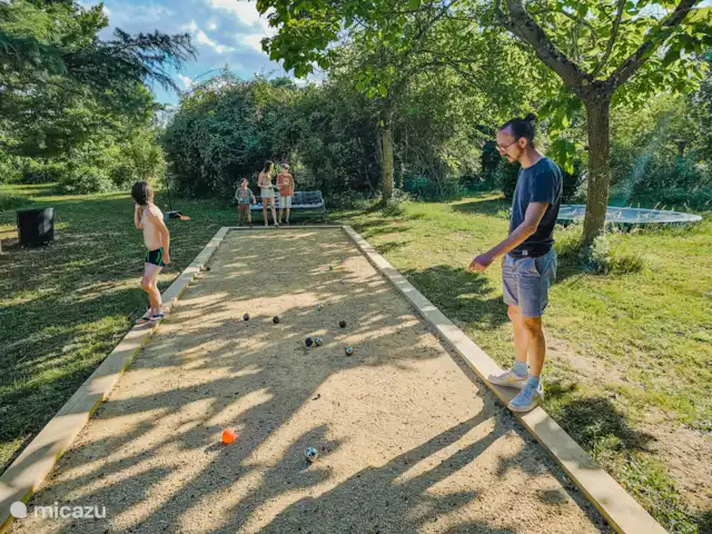B&B BienViennue-Foulque Nerra 2-4p | France, Indre-et-Loire, Marcilly-sur-Vienne - chambres d'hôtes Trampoline et terrain de pétanque.