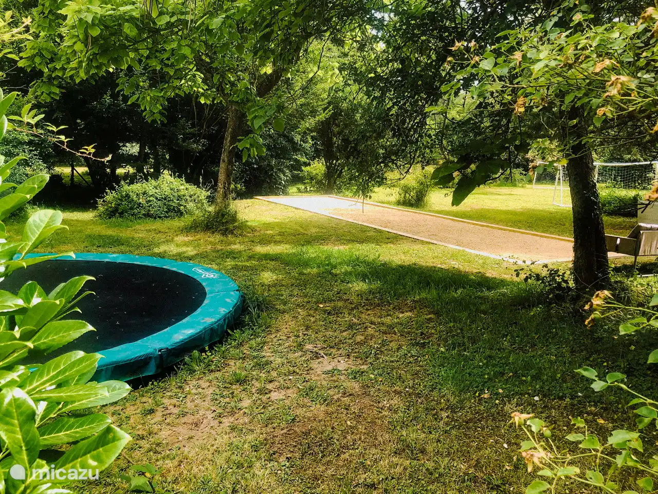 Trampolin- und Bouleplatz.