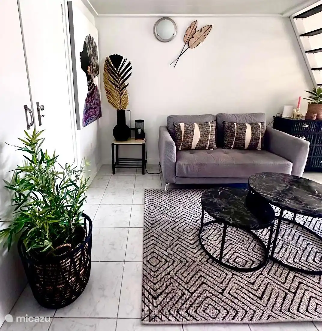 Gemütliches Wohnzimmer mit Klimaanlage.