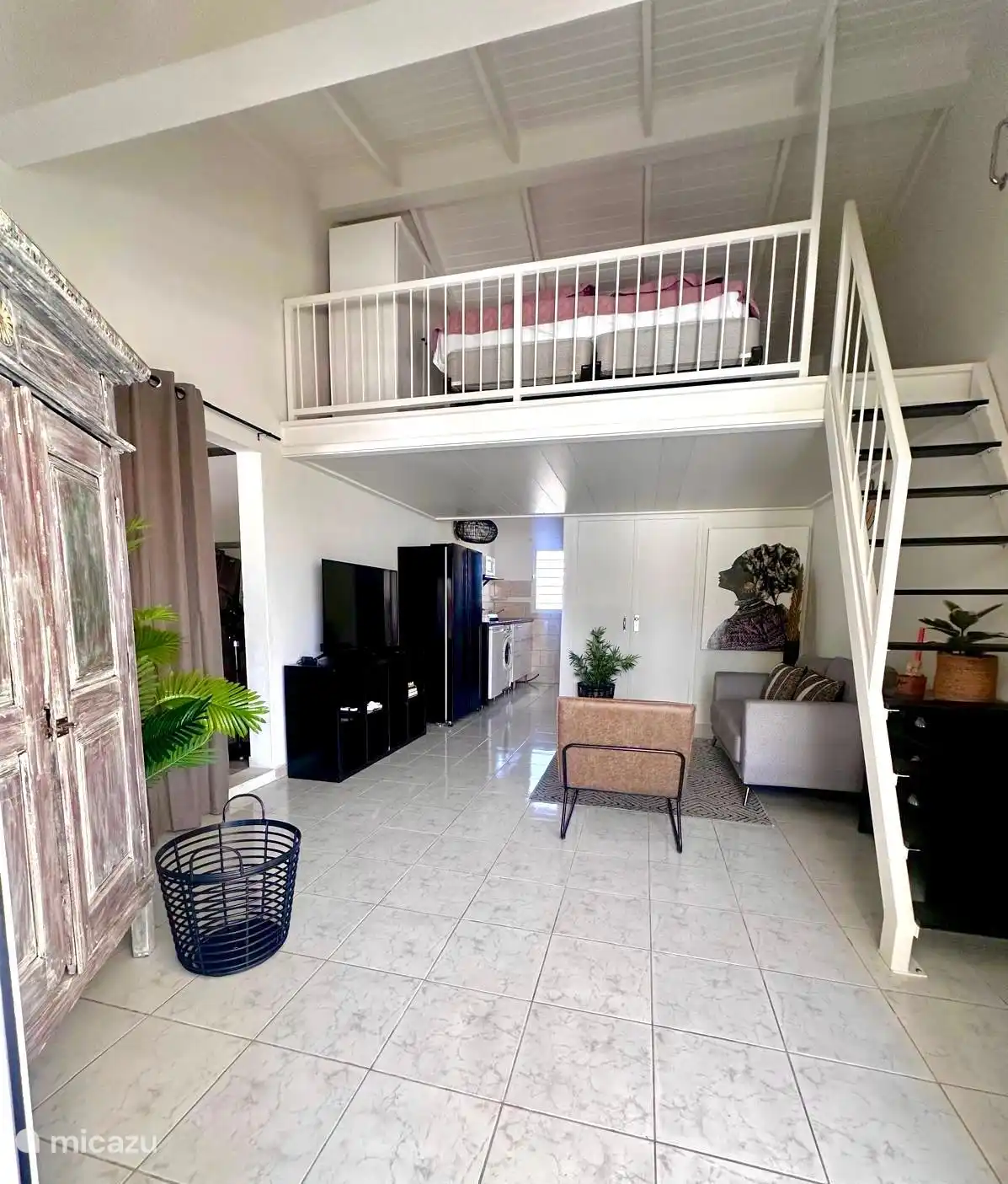 Wohnzimmer mit offener Küche und dem Schlafboden. Das Loft ist NICHT das Hauptschlafzimmer. Das gesamte Zimmer verfügt über eine Klimaanlage.