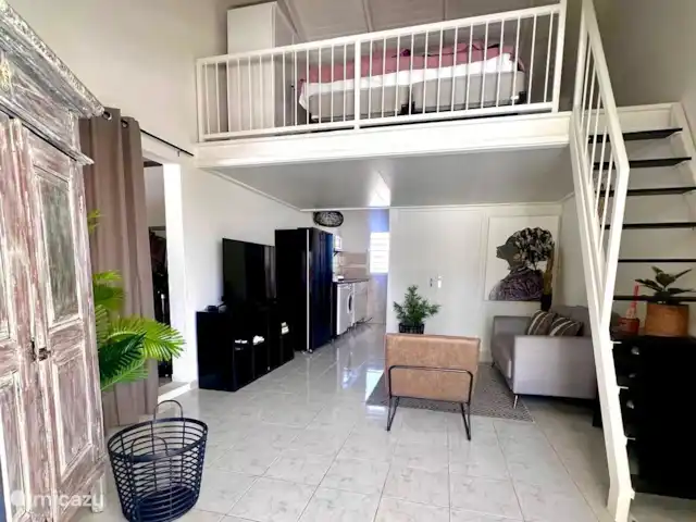 Casa Cees huren in Curaçao, Banda Ariba (oost), Santa Catharina - vakantiehuis Woonkamer met open keuken en de slaap-vide. De vide is NIET de hoofdslaapkamer. Deze gehele ruimte heeft airco.