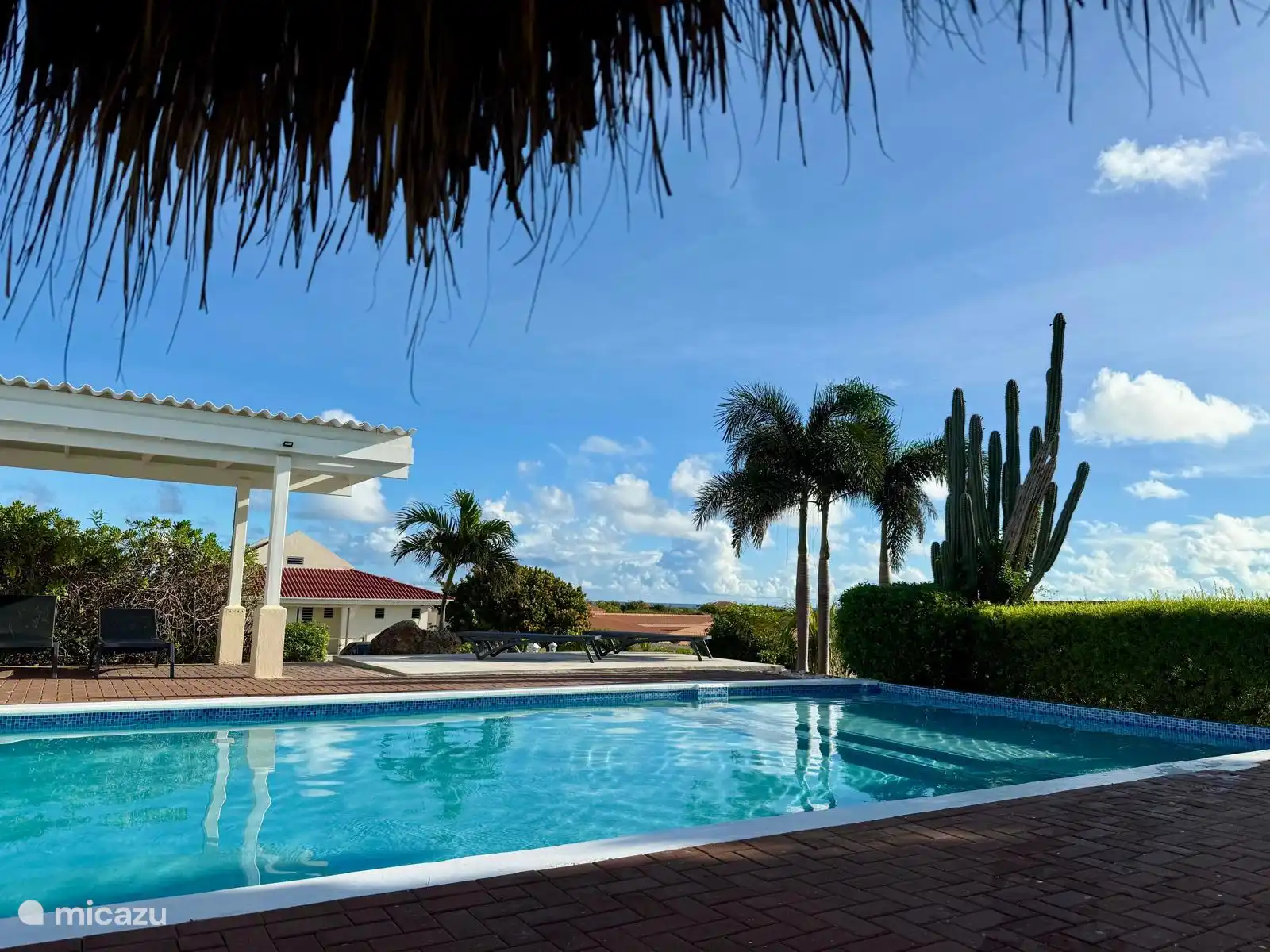 Resort-Pool mit Meerblick.