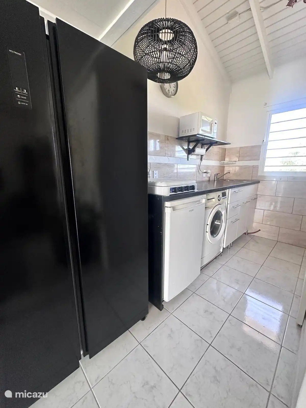 Küche mit amerikanischem Kühlschrank und Waschmaschine.