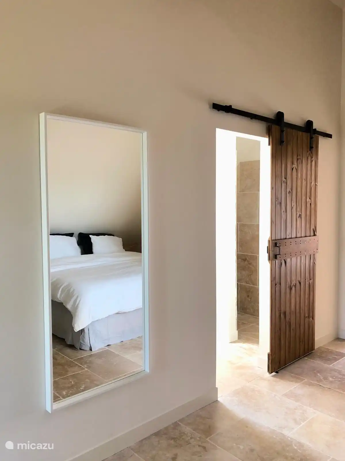 Zimmer oben links in der Scheune mit Blick auf den Garten