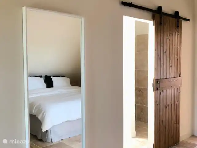 bed & breakfast huren in Frankrijk, Lot, Calès (Lot) – Maison Bonnecoste B&B - Schuur 8p Kamer links boven in de schuur met zicht op de tuin