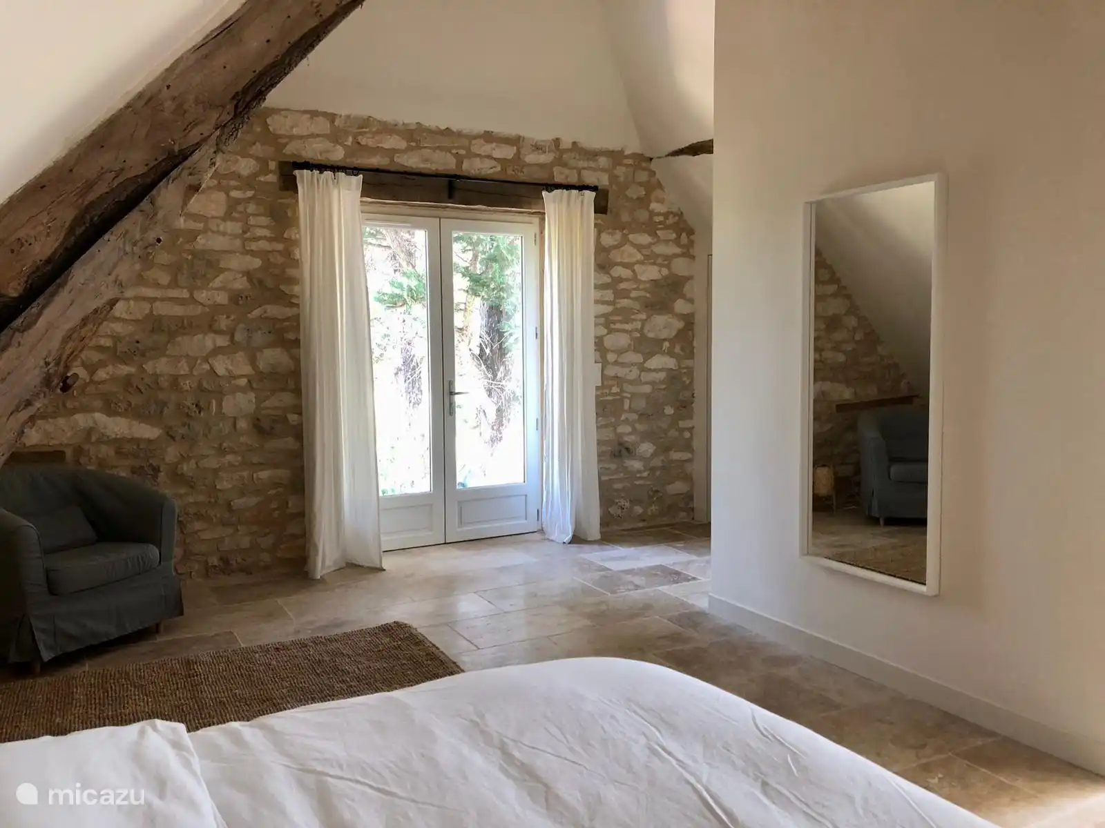 Zimmer oben links in der Scheune mit Blick auf den Garten