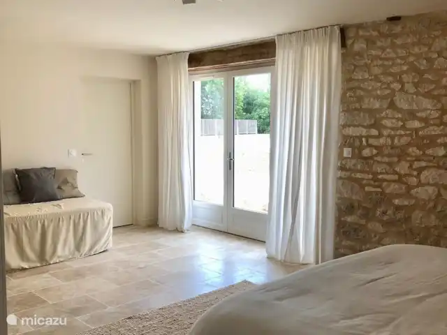 bed & breakfast huren in Frankrijk, Lot, Calès (Lot) – Maison Bonnecoste B&B - Schuur 8p Kamer links onder in de schuur met zicht op het zwembad