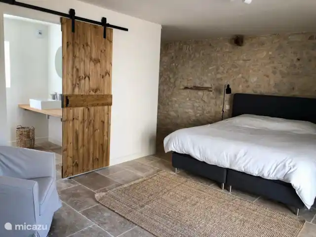 bed & breakfast huren in Frankrijk, Lot, Calès (Lot) – Maison Bonnecoste B&B - Schuur 8p Kamer rechts onder in de schuur met zicht op het zwembad