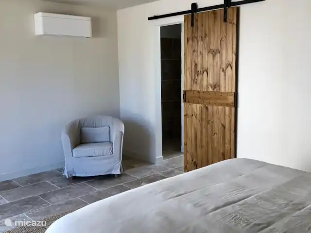 bed & breakfast huren in Frankrijk, Lot, Calès (Lot) – Maison Bonnecoste B&B - Schuur 8p Kamer rechts onder in de schuur met zicht op het zwembad