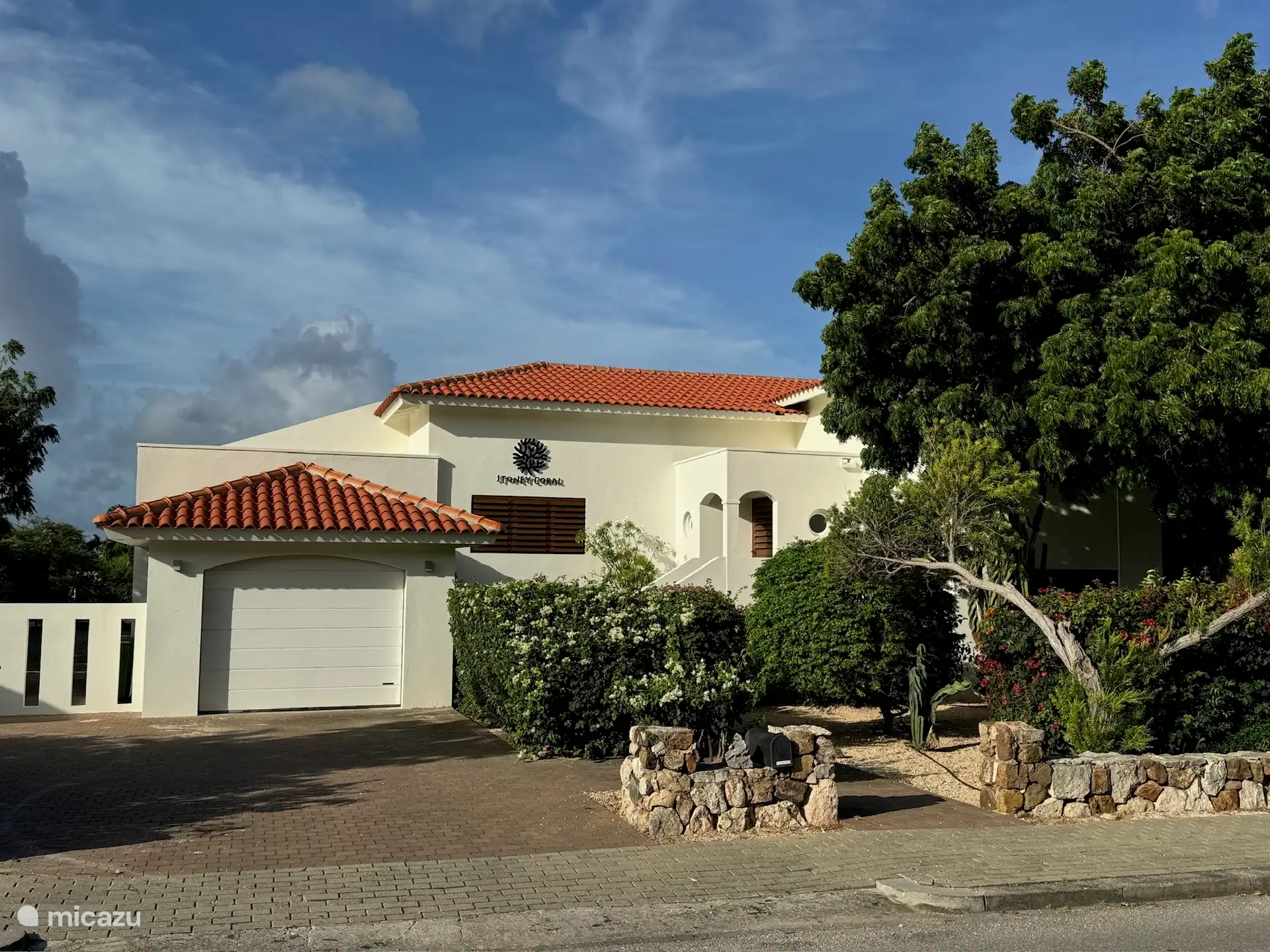 The house seen from the street side, the sleeping wing is hidden behind the large tree, which provides a lot of shade.
