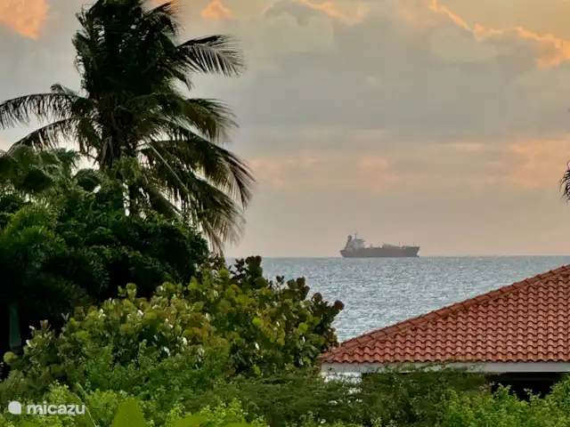 Stoney Coral, Coral Estate Curacao huren in Curaçao, Banda Abou (west), Coral Estate, Rif St.Marie - villa Glimpse of the ocean vanuit de slaapkamer op de bovenste verdieping