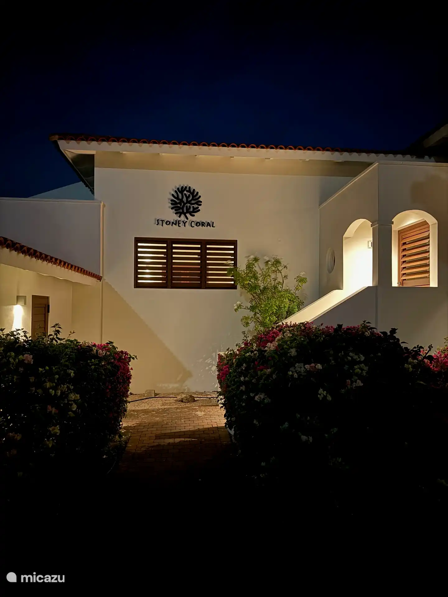 Stoney Coral by night, the entrance