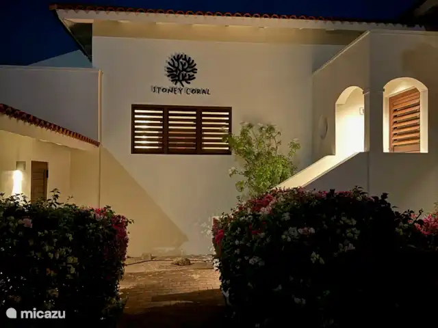 Stoney Coral, Coral Estate Curacao huren in Curaçao, Banda Abou (west), Coral Estate, Rif St.Marie - villa Stoney Coral by night, de entree