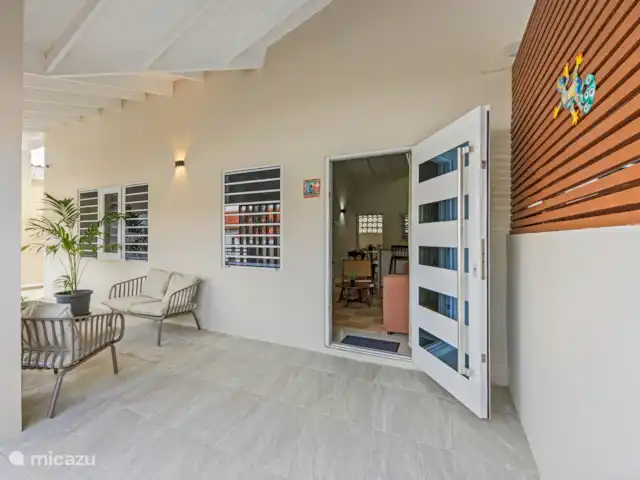 Bunita den Bario Apartments - A | Curaçao, Curaçao-Centre, Willemstad - maison de vacances Terrasse avant jardin avec des sièges magnifiquement confortables.