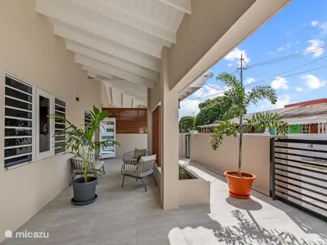 Bunita den Bario Apartments - A | Curaçao, Curaçao-Centre, Willemstad - maison de vacances Terrasse avant jardin avec des sièges magnifiquement confortables.