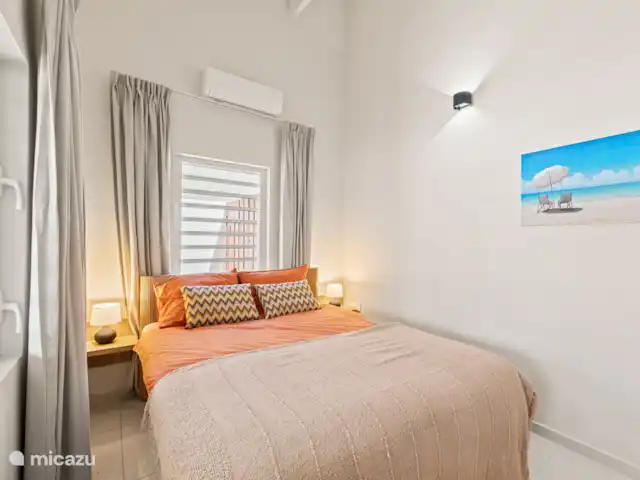 Bunita den Bario Apartments - A | Curaçao, Curaçao-Centre, Willemstad - maison de vacances Belle chambre parentale avec lit 160x200 cm, climatisation, armoire, tables de chevet et ventilateur.