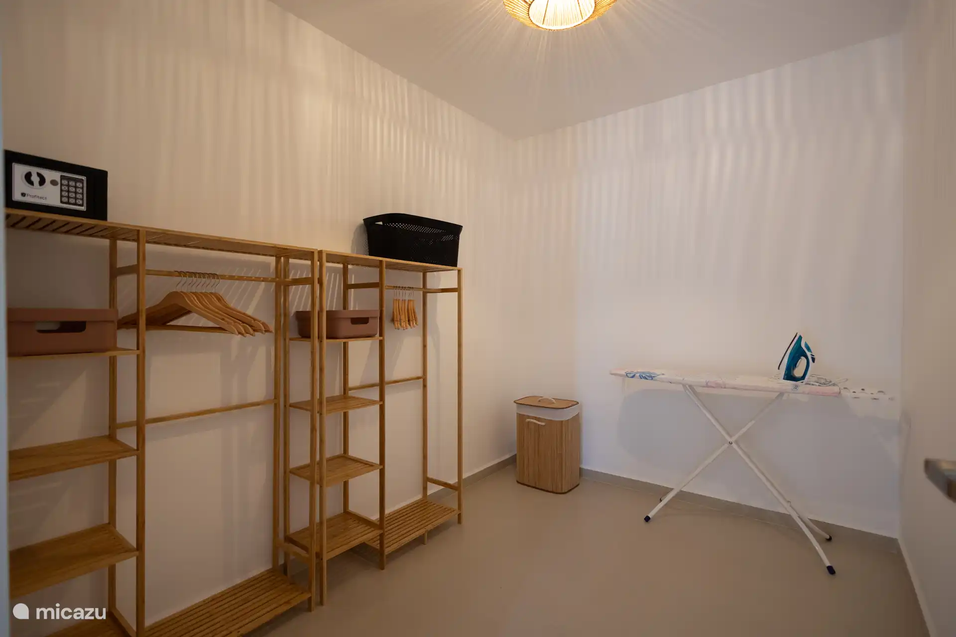 Loge et espace de stockage pour valises