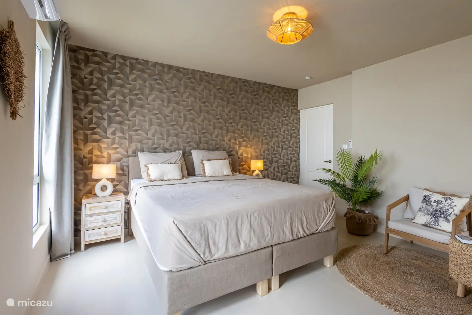Chambre principale avec salle de bain attenante
