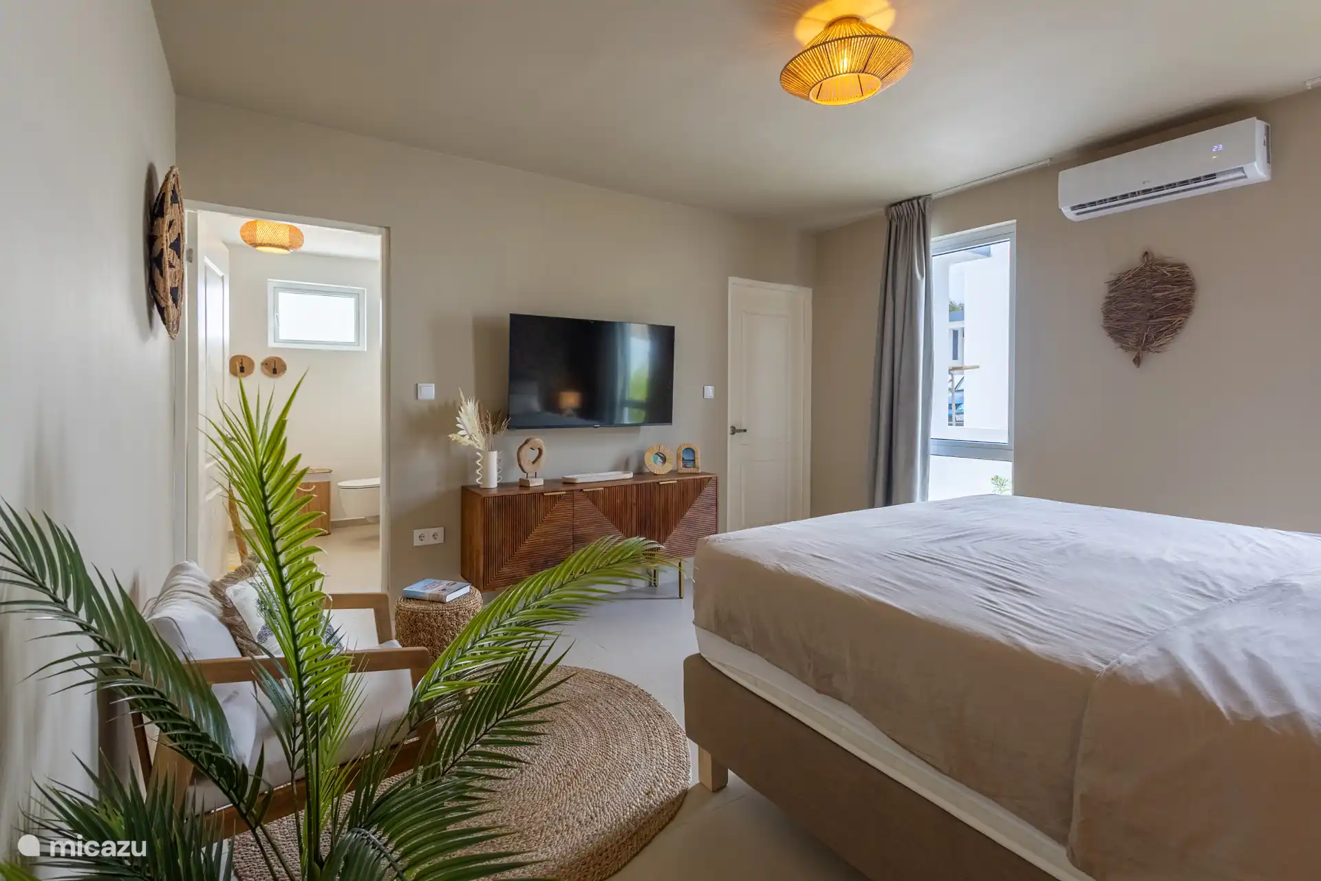 Chambre principale avec salle de bain attenante