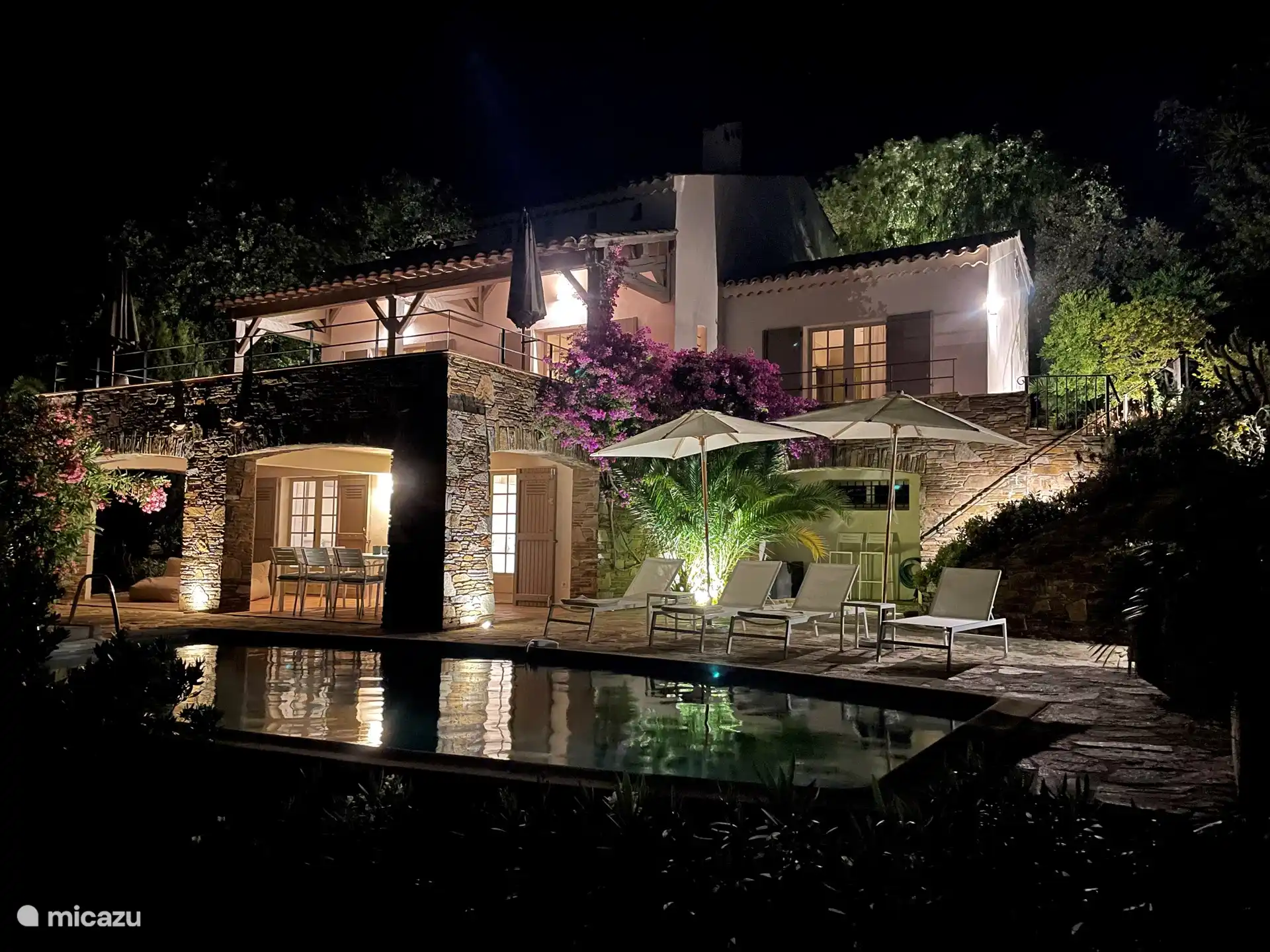 Villa Balou am Abend