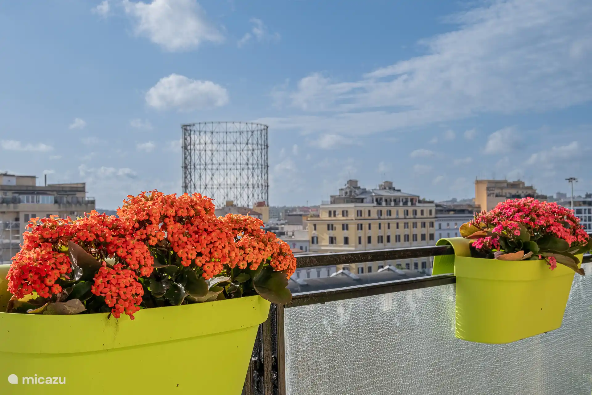 vue ouverte sur le gazomètre 