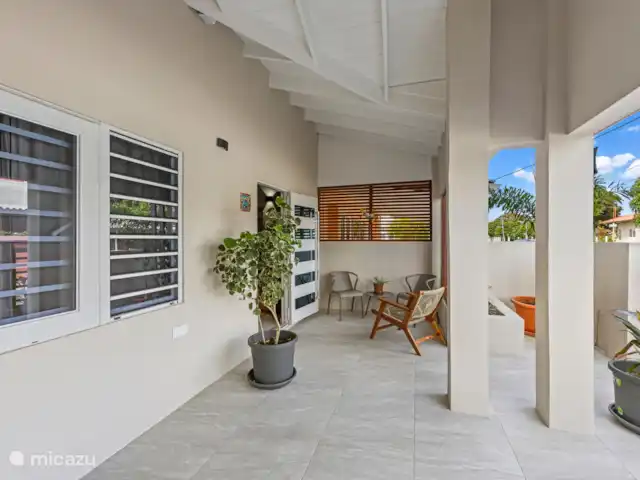 Bunita den Bario Apartments - B | Curaçao, Curaçao-Centre, Willemstad - maison de vacances Terrasse avant jardin avec sièges confortables et place de parking.