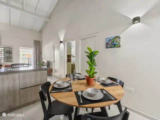 Bunita den Bario Apartments - B | Curaçao, Curaçao-Centre, Willemstad - maison de vacances Cuisine de luxe avec tout le nécessaire : réfrigérateur, plaque à induction, four, lave-vaisselle, cafetière, mixeur, grille-pain, vaisselle, verres, ustensiles de cuisine, casseroles et poêles, produits de nettoyage.