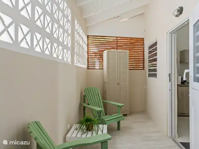 Bunita den Bario Apartments - B | Curaçao, Curaçao-Centre, Willemstad - maison de vacances Terrasse arrière avec sièges et machine à laver.
