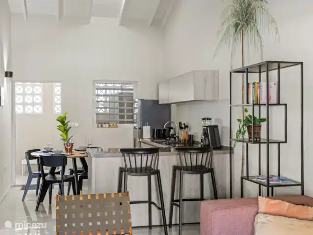Bunita den Bario Apartments - B | Curaçao, Curaçao-Centre, Willemstad - maison de vacances Cuisine de luxe avec tout le nécessaire : réfrigérateur, plaque à induction, four, lave-vaisselle, cafetière, mixeur, grille-pain, vaisselle, verres, ustensiles de cuisine, casseroles et poêles, produits de nettoyage.