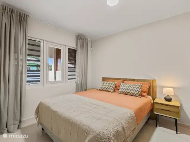 Bunita den Bario Apartments - B | Curaçao, Curaçao-Centre, Willemstad - maison de vacances Belle chambre parentale avec lit 160x200 cm, climatisation, armoire, tables de chevet et ventilateur.