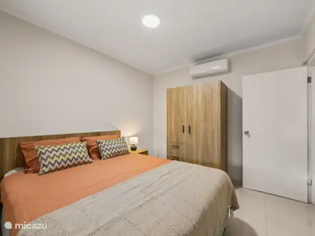 Bunita den Bario Apartments - B | Curaçao, Curaçao-Centre, Willemstad - maison de vacances Belle chambre parentale avec lit 160x200 cm, climatisation, armoire, tables de chevet et ventilateur.