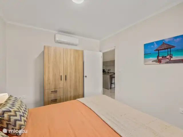 Bunita den Bario Apartments - B | Curaçao, Curaçao-Centre, Willemstad - maison de vacances Belle chambre parentale avec lit 160x200 cm, climatisation, armoire, tables de chevet et ventilateur.