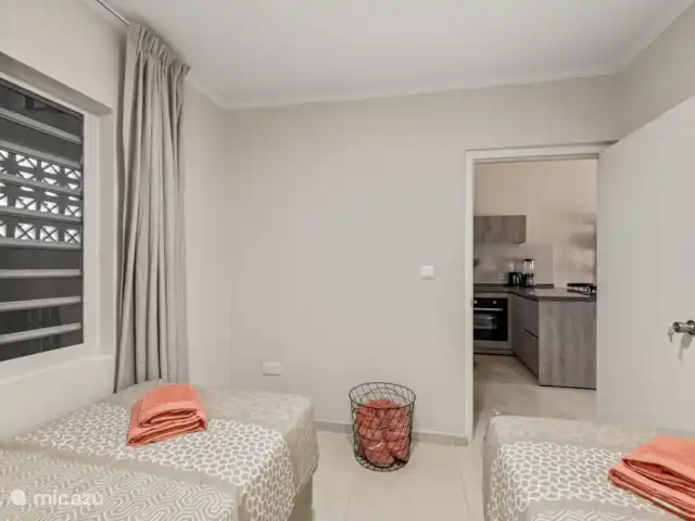 Bunita den Bario Apartments - B | Curaçao, Curaçao-Centre, Willemstad - maison de vacances 2ème chambre avec 2 x lit simple 90x200cm, linge de lit, serviettes, climatisation, étendoir, table de chevet et ventilateur.