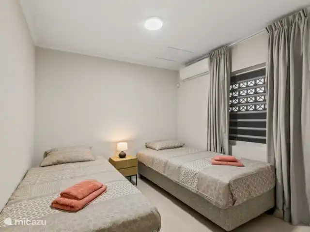 Bunita den Bario Apartments - B | Curaçao, Curaçao-Centre, Willemstad - maison de vacances 2ème chambre avec 2 x lit simple 90x200cm, linge de lit, serviettes, climatisation, étendoir, table de chevet et ventilateur.