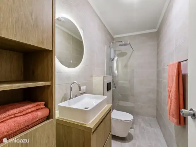 Bunita den Bario Apartments - B | Curaçao, Curaçao-Centre, Willemstad - maison de vacances Salle de bain avec douche à l’italienne et toilettes. Robinets de la marque Grohe.