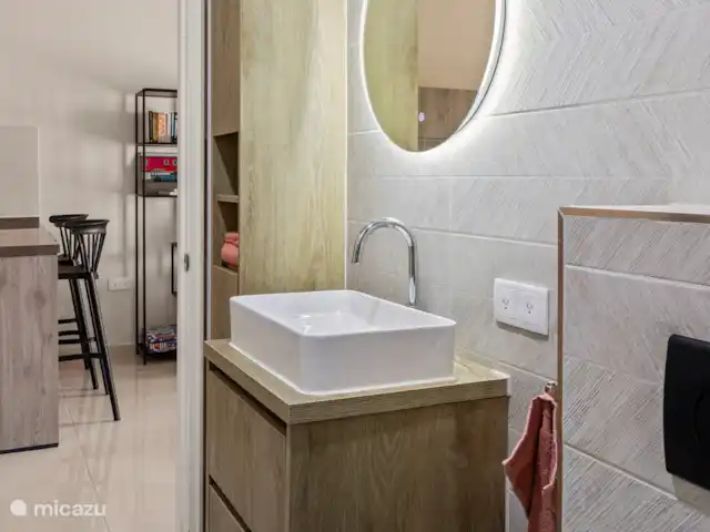 Bunita den Bario Apartments - B | Curaçao, Curaçao-Centre, Willemstad - maison de vacances Salle de bain avec douche à l’italienne et toilettes. Robinets de la marque Grohe.
