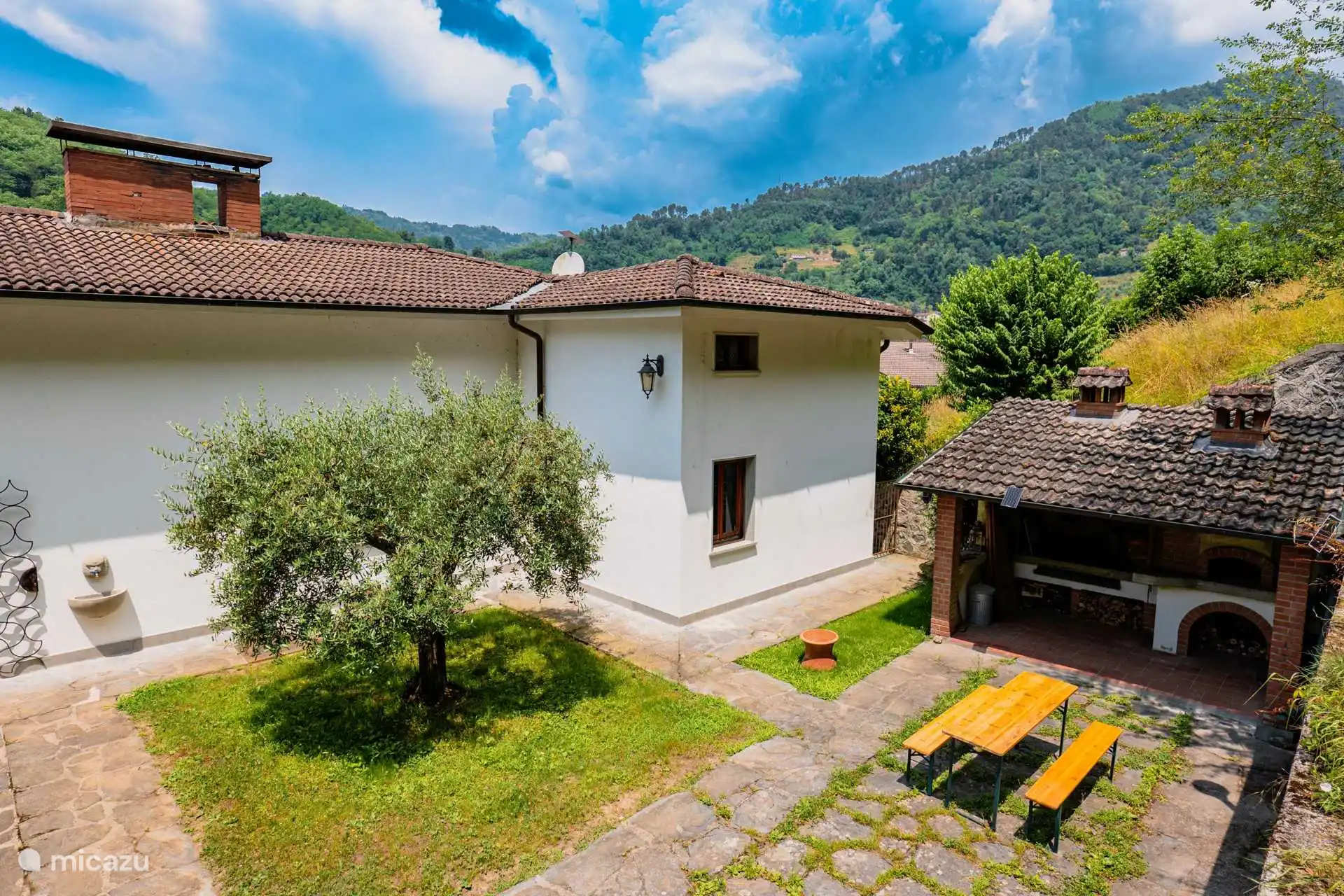 Der Innenhof der Villa. Hier befinden sich das Grillhaus mit echtem Pizza Backofen und unser ältester Olivenbaum unseres Grundstücks.