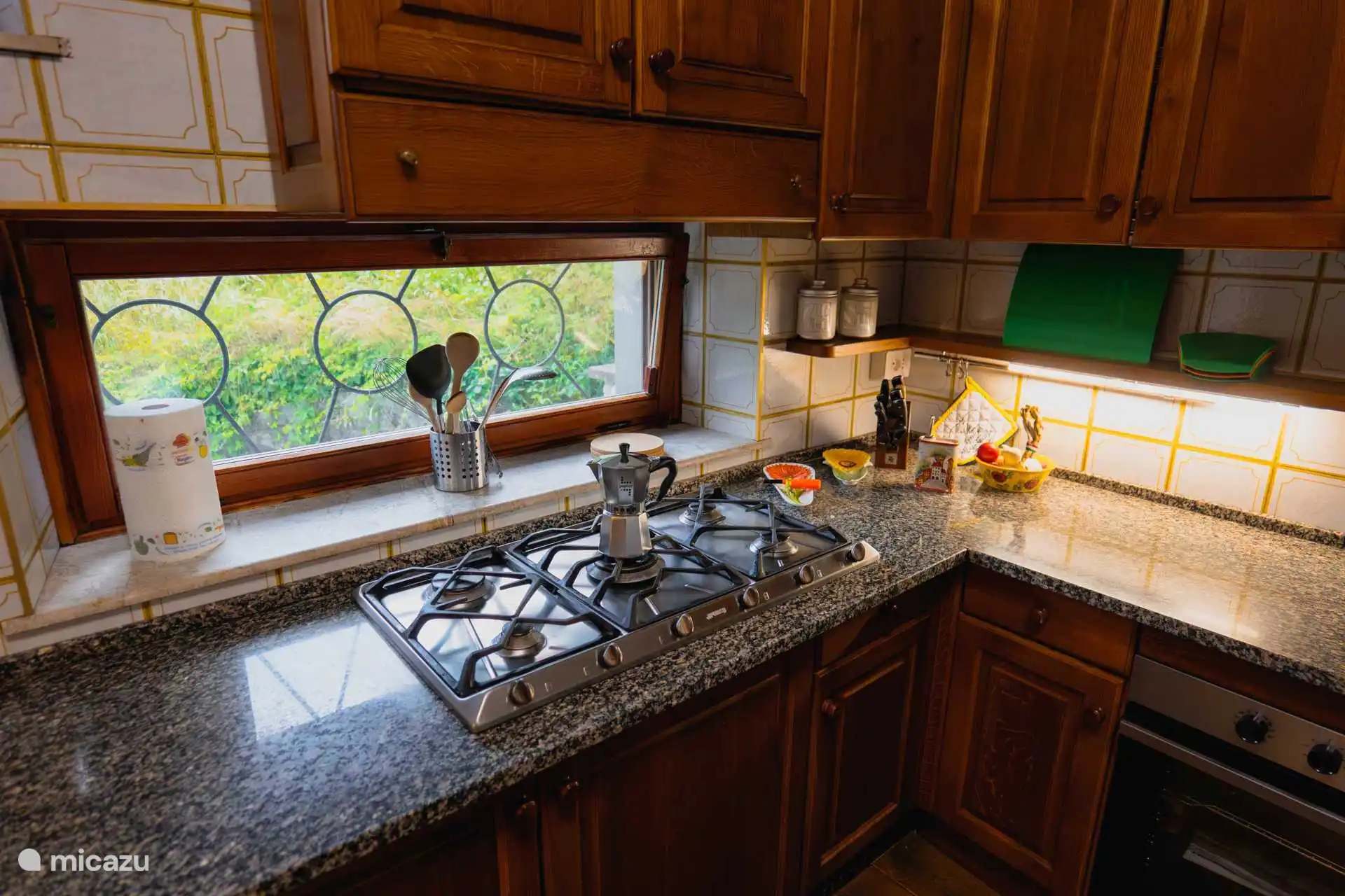 Die vollausgestattete Küche, mit Zugang zum Speisezimmer, zur Waschküche und der Speisekammer. 