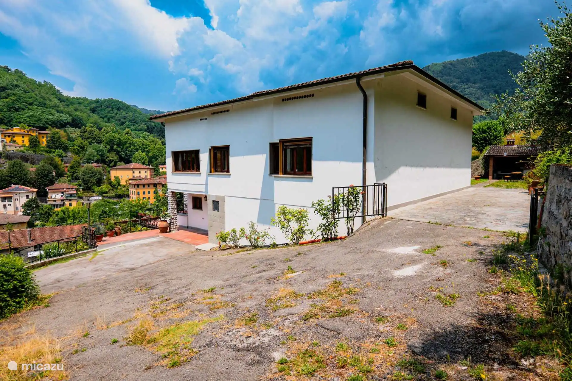 Die Villa mit Blick ins Tal und den Innenhof.
