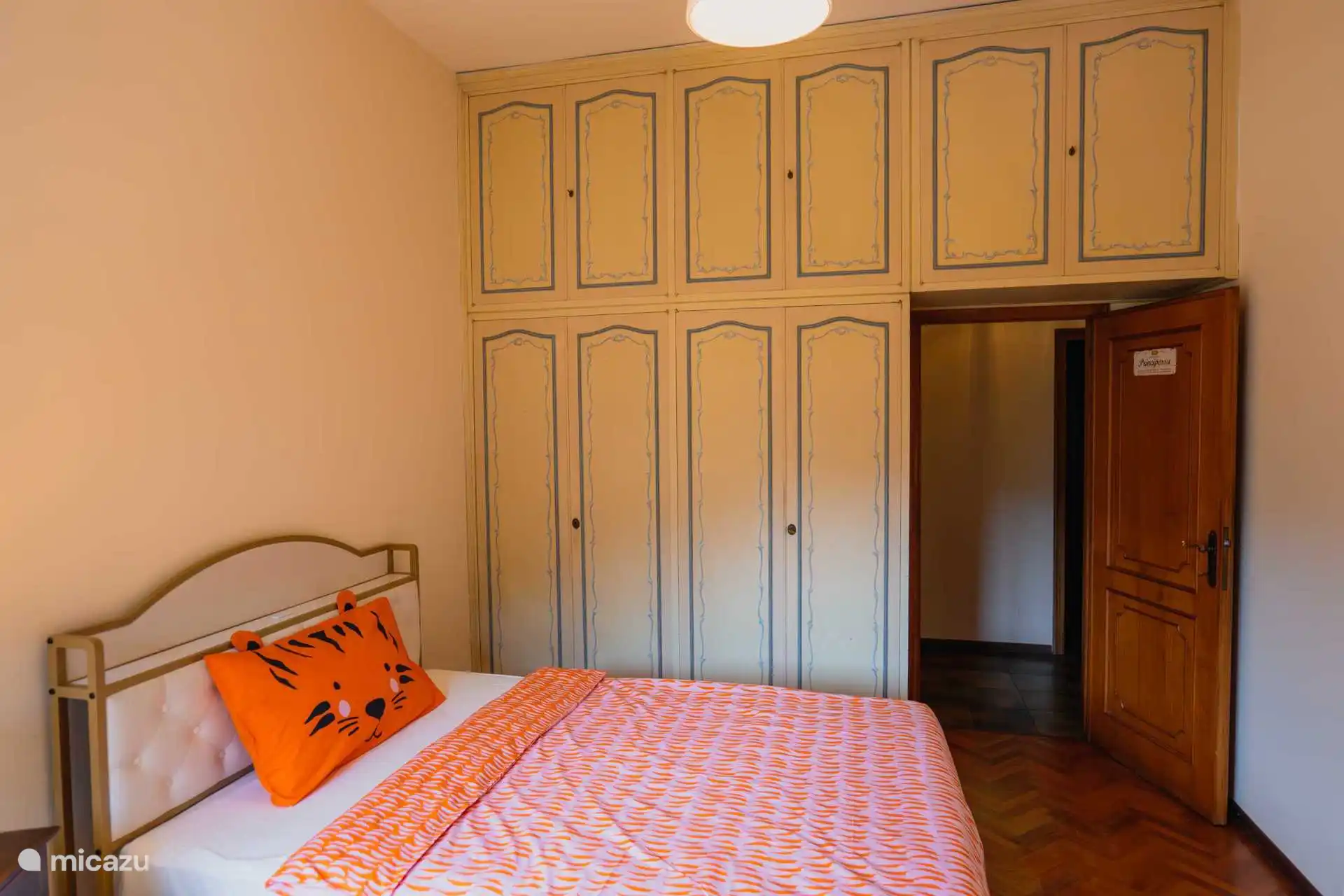 Ein Kinderzimmer oder Einzelzimmer für Erwachsene . Die Erwachsenen erhalten hier selbstverständlich eine andere Bettwäsche :-)