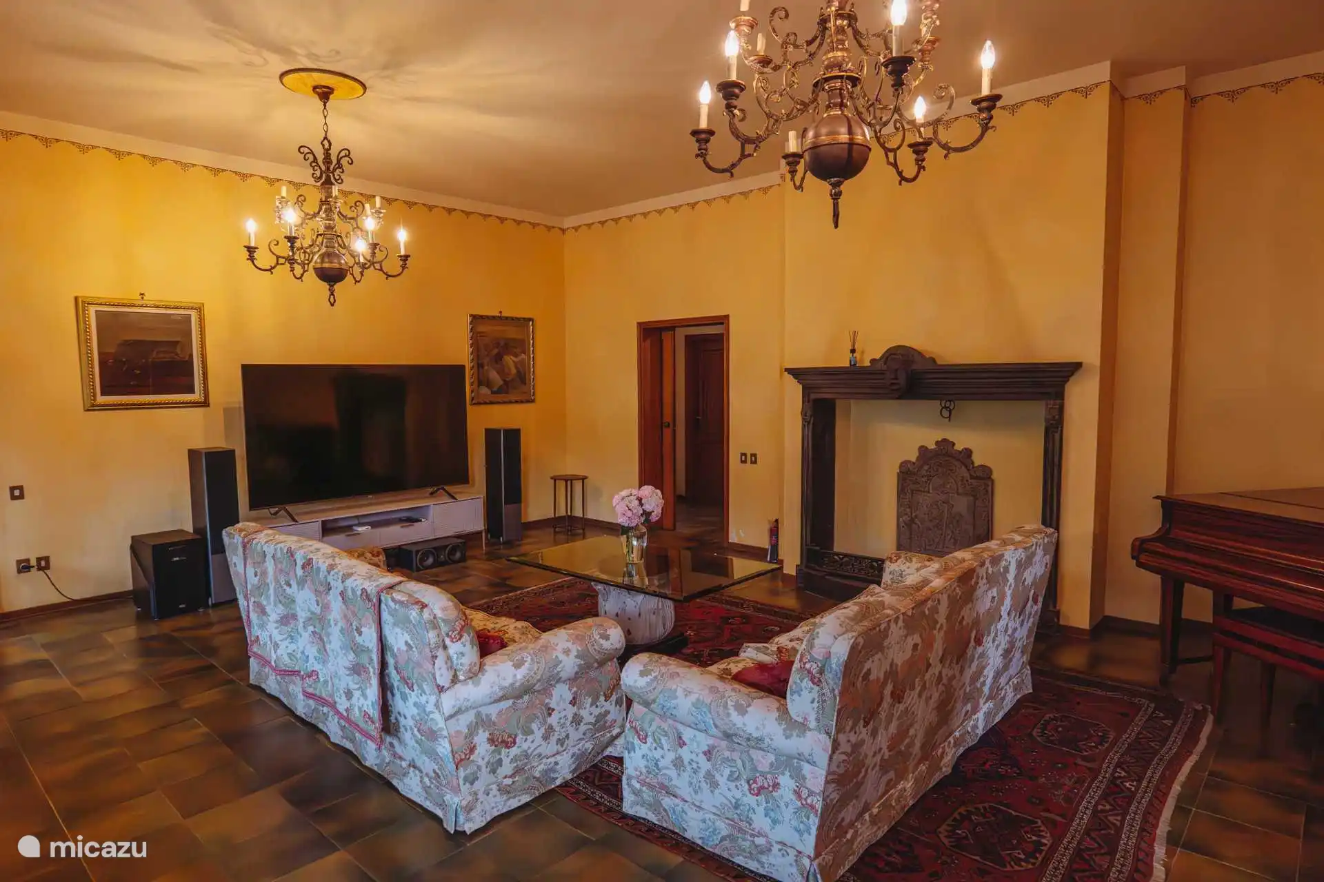 Der grosszügige Salon. Im Hintergrund befindet sich der Zugang zur Küche und zum WC.