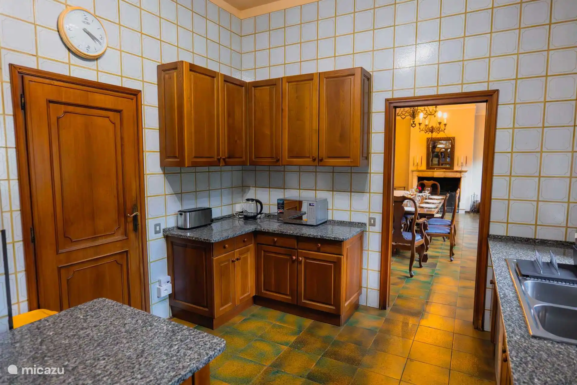 Die vollausgestattete Küche, mit Zugang zum Speisezimmer, zur Waschküche und der Speisekammer. 