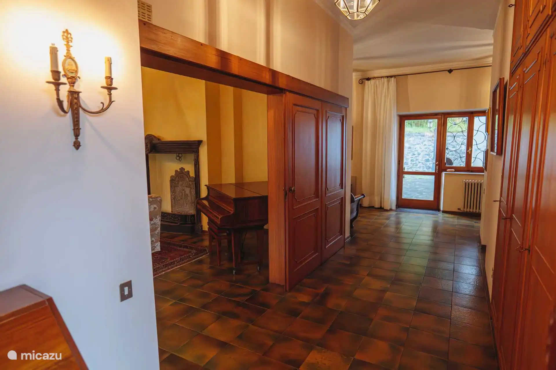 Blick vom Haupteingang des Hauses zum Salon, dem Flur zu den Schlafzimmern und dem Innenhof.