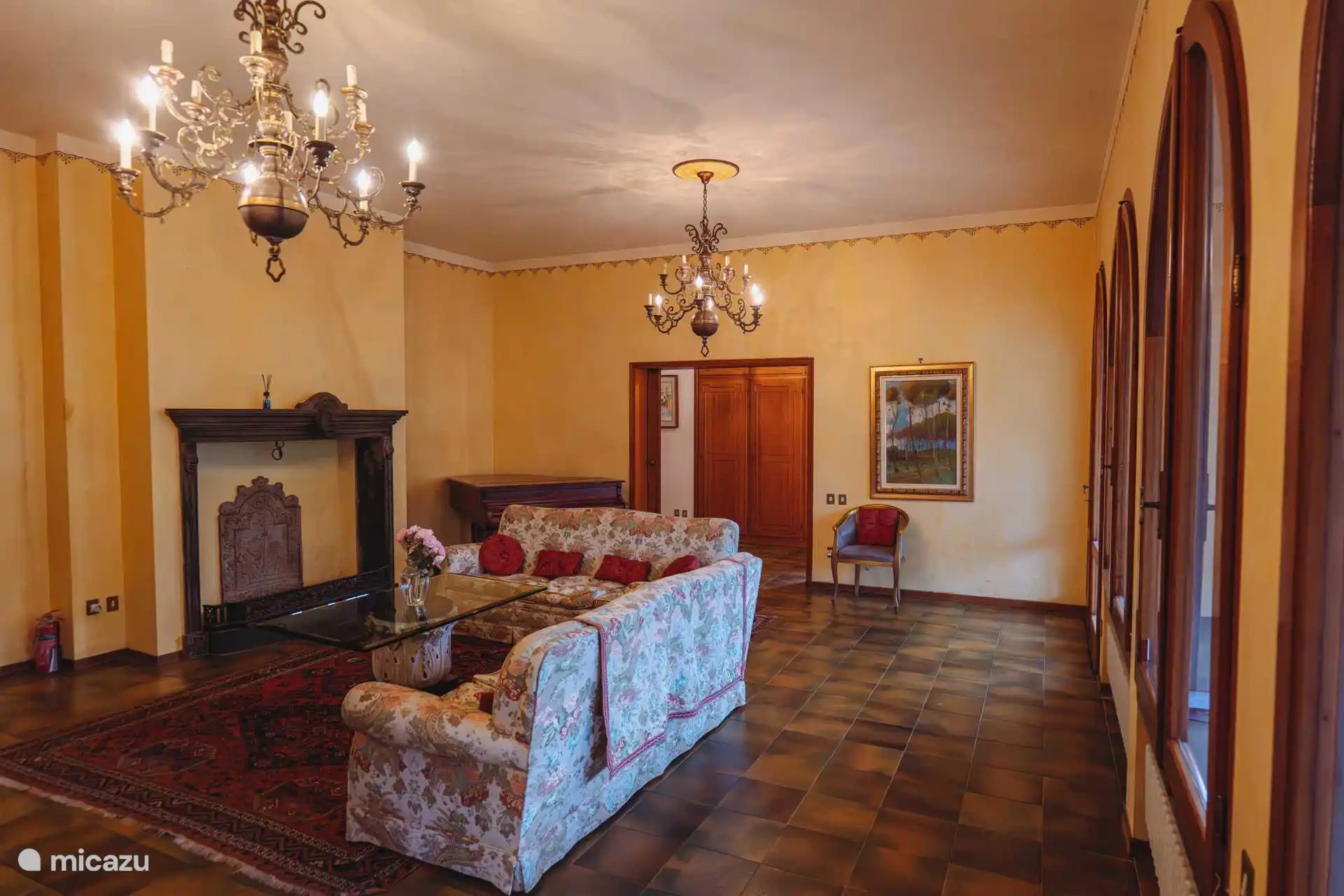 Der grosszügige Salon. Im Hintergrund befindet sich der Zugang zum Haupteingang des Hauses und der Flur zu den Schlafzimmern.