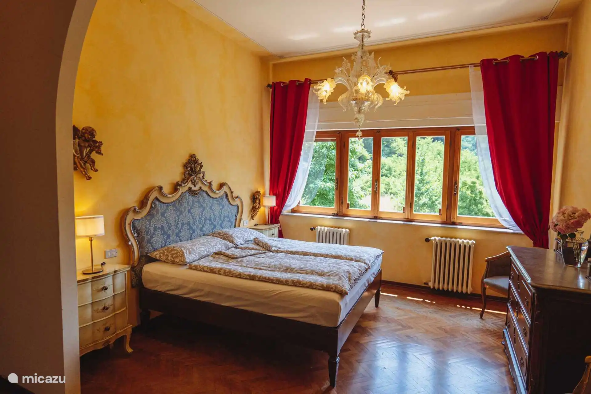 Masterbedroom mit eigenem Bad und Blick in Richtung Wald und ins Dorf.
