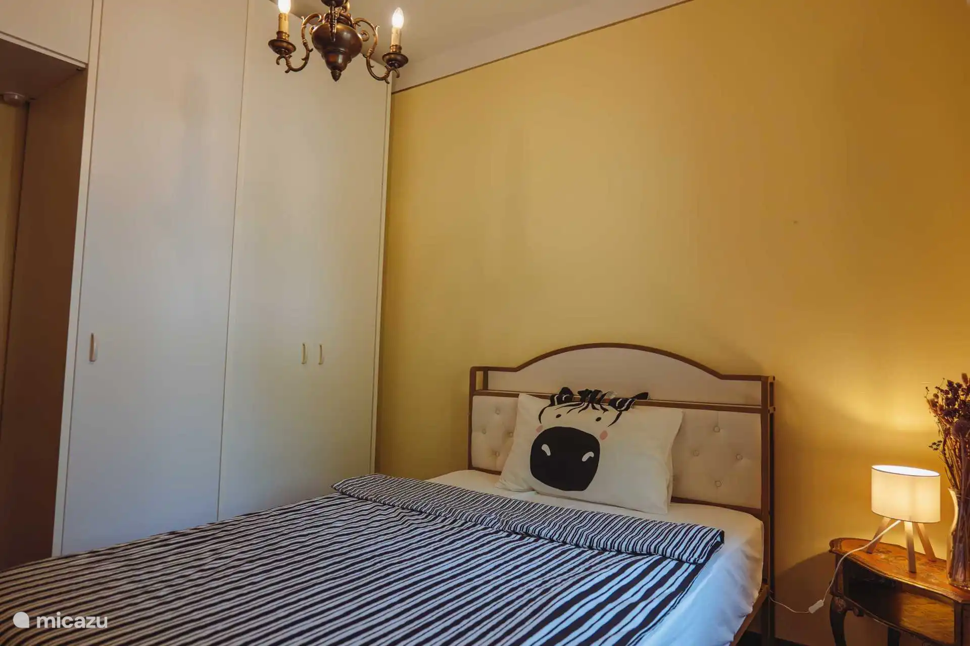 Ein weiteres Kinder oder Einzelzimmer für Erwachsene  mit Blick in den Innenhof des Hauses. Die Erwachsenen erhalten hier selbstverständlich eine andere Bettwäsche :-)